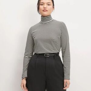 Like New Everlane Featherweight Turtleneck - Black/White